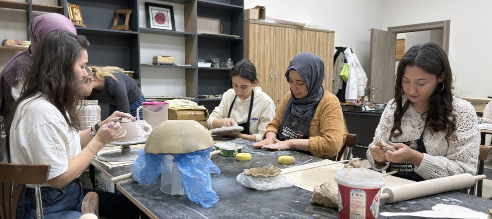 KURSİYERLER KAMEK’İN SERAMİK ATÖLYESİNDE KENDİ SANAT ESERLERİNİ ÜRETİYOR