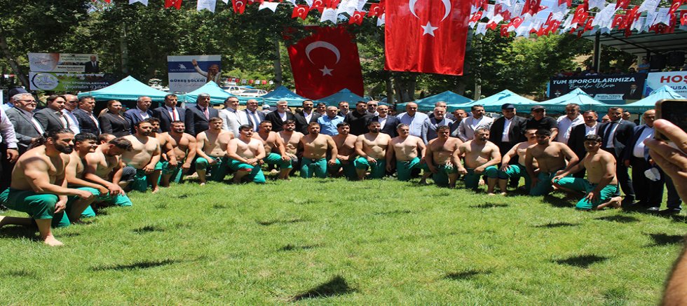 248 PEHLİVAN ER MEYDANINDA KIRAN KIRANA MÜCADELE EDİYOR