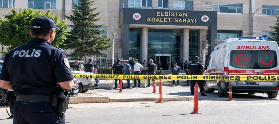 ADLİYE ÖNÜNDE SİLAHLI KAVGA: 3 YARALI