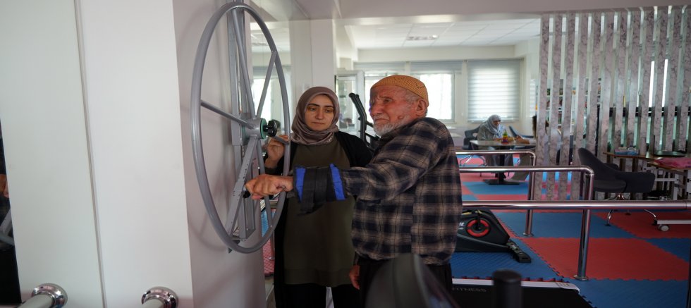 AKTİF YAŞAM MERKEZİ YAŞLILARIN HAYATINA DEĞER KATMAYI SÜRDÜRÜYOR