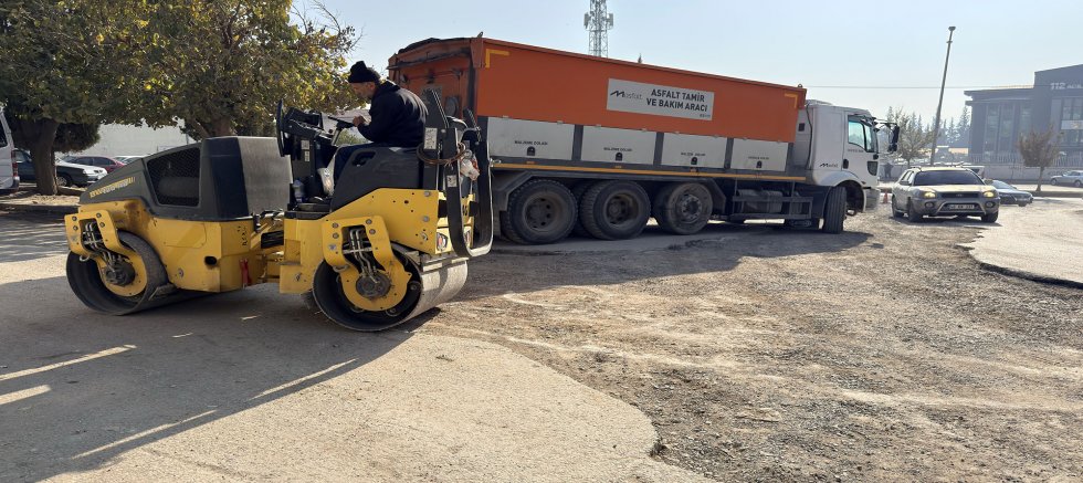 ALTYAPISI TAMAMLANAN YOLLAR BİR BİR TAMİR EDİLİYOR