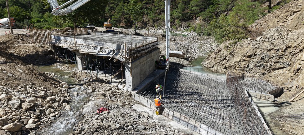 ANDIRIN’DA 53 YILLIK KÖPRÜNÜN YERİNE YENİ KÖPRÜ YÜKSELİYOR