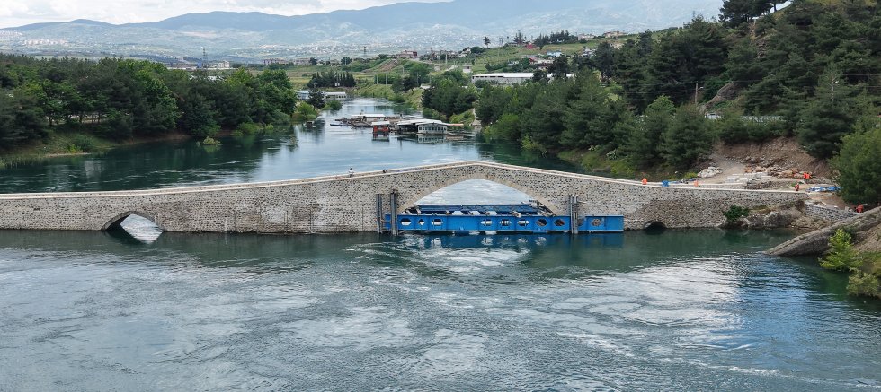 ASIRLIK MİRAS YENİDEN AYAĞA KALKIYOR; CEYHAN KÖPRÜSÜ’NDE RESTORASYONDA SONA GELİNDİ