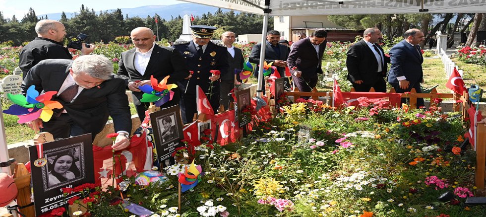 AZİZ ŞEHİTLER VE HAYATINI KAYBEDEN ÖĞRENCİLER KABRİ BAŞINDA DUALARLA ANILDI