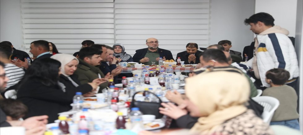 BAŞKAN AKPINAR, 8 MART’TA KADINLARA ÇİÇEK TAKDİM ETTİ, ENGELLİ VATANDAŞLARLA İFTAR SOFRASI’NDA BULUŞTU