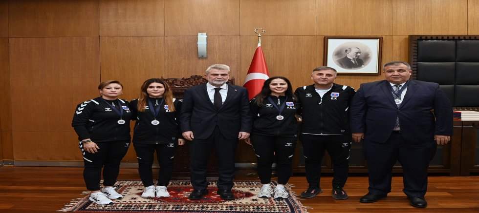 BAŞKAN GÖRGEL, AVRUPA’YA DAMGA VURAN BÜYÜKŞEHİR’İN KADIN GOALBALL TAKIMINI AĞIRLADI