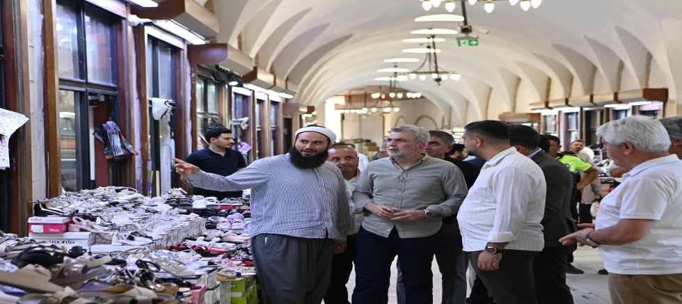 BAŞKAN GÖRGEL, KAPALI ÇARŞI’DA ESNAF VE VATANDAŞLARLA BİR ARAYA GELDİ