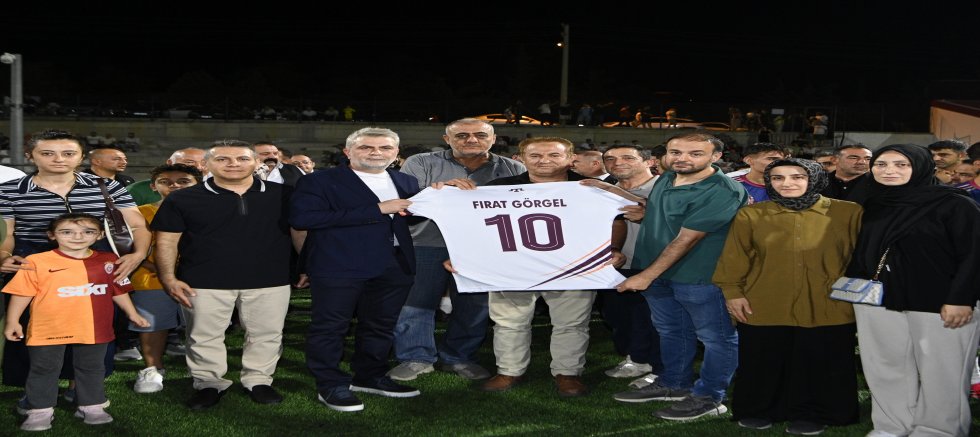 BAŞKAN GÖRGEL, YUSUF TARIK GÜL ANISINA DÜZENLENEN FUTBOL TURNUVASINA KATILDI
