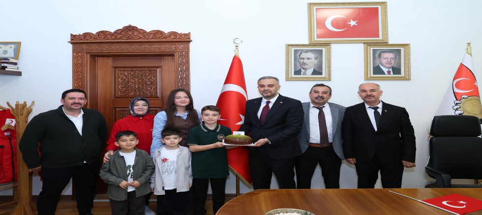 BAŞKAN HANİFİ TOPTAŞ, 23 NİSAN’DA KOLTUĞUNU MİNİK HİLAL SAMİ’YE DEVRETTİ