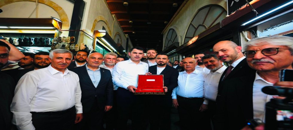 BAŞKAN KÖFTE’DEN BAKAN KURUM’A KAHRAMANMARAŞ’I ANLATAN HEDİYE