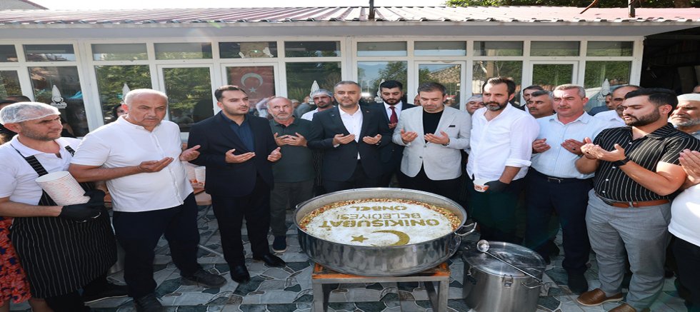 BAŞKAN TOPTAŞ ÖNCE AŞURE DAĞITTI, SONRA VATANDAŞLARIN SORULARINI YANITLADI
