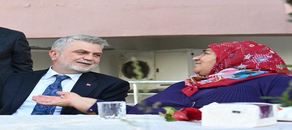 BAYRAM COŞKUSU ŞEHRİN ULU ÇINARLARIYLA PAYLAŞILDI