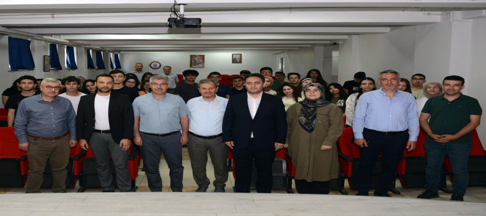 BİLİM KAFE’DE GELECEĞİN MESLEKLERİ VE YAPAY ZEKÂ KONUŞULDU