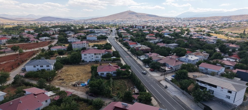 BÜYÜKŞEHİR, AFŞİN’DE 3 MAHALLENİN ULAŞIMINI İYİLEŞTİREN YOL YATIRIMINI TAMAMLADI