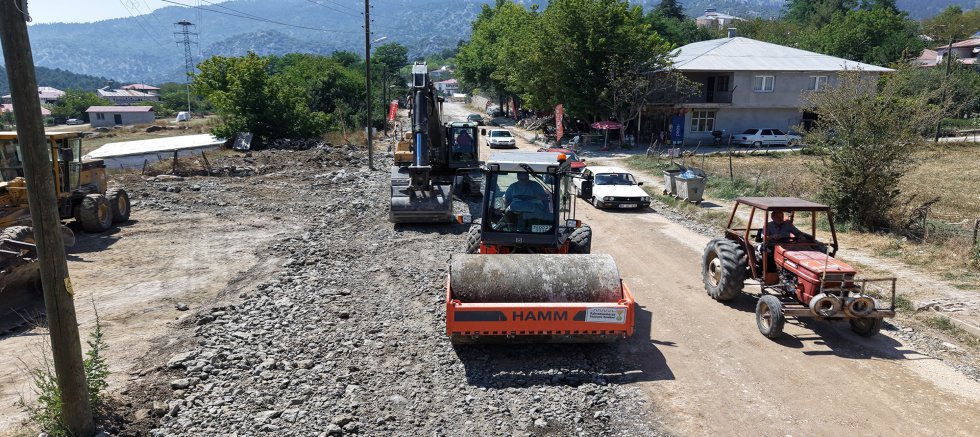 BÜYÜKŞEHİR, ANDIRIN’DA BİR GRUP YOLUNUN DAHA KONFORUNU ARTIRIYOR