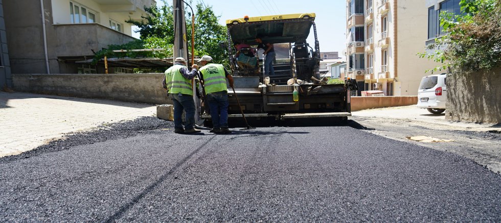 BÜYÜKŞEHİR, ASLANBEY MAHALLESİ’NDE ASFALT MESAİSİNE BAŞLADI