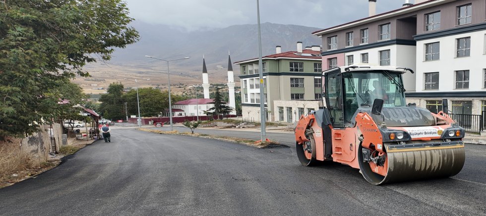 BÜYÜKŞEHİR’DEN EKİNÖZÜ’NDE ALTYAPININ ARDINDAN ASFALT MESAİSİ