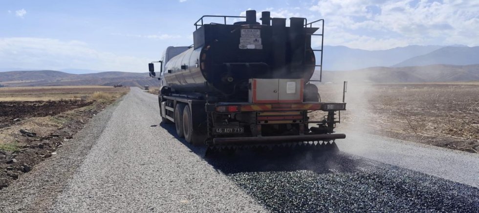 BÜYÜKŞEHİR’DEN GÖKSUN KIRSALINDA ULAŞIMI İYİLEŞTİREN YOL ÇALIŞMASI