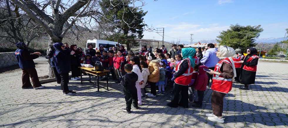 BÜYÜKŞEHİR’DEN SARIÇUKUR’DA MİNİKLERE EĞLENCE VE BİLİM DOLU BİR GÜN