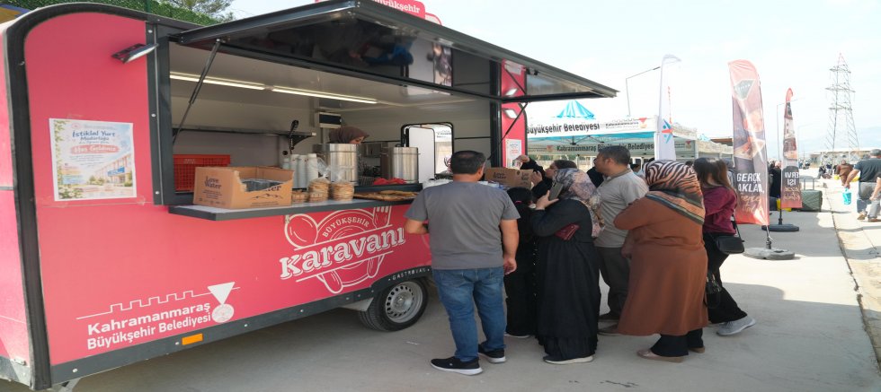 BÜYÜKŞEHİR’DEN ÜNİVERSİTE ÖĞRENCİLERİNE ŞEHRE İLK ADIMDA SICAK KARŞILAMA