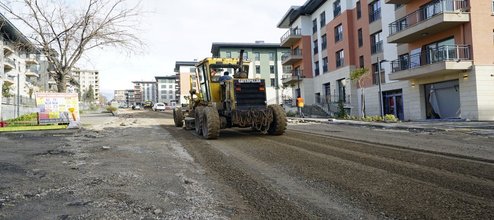 BÜYÜKŞEHİR’DEN YAĞIŞ SONRASI YOLLARDAKİ BOZULMALARA HIZLI MÜDAHA