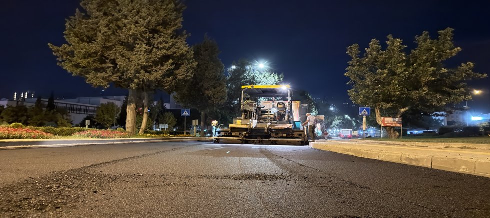 BÜYÜKŞEHİR’DEN YENİ HAFTADA 3 İLÇE 20 NOKTADA ASFALT MESAİSİ