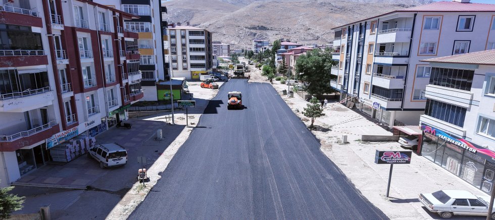 BÜYÜKŞEHİR’DEN YENİ HAFTADA 4 İLÇE 37 FARKLI NOKTADA SICAK ASFALT MESAİSİ