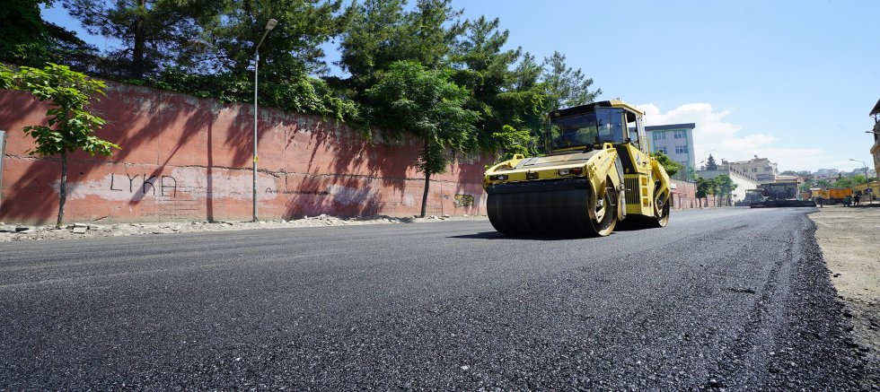 BÜYÜKŞEHİR, DULKADİROĞLU GAZNELİLER CADDESİ’NDE ASFALT MESAİSİNE BAŞLADI