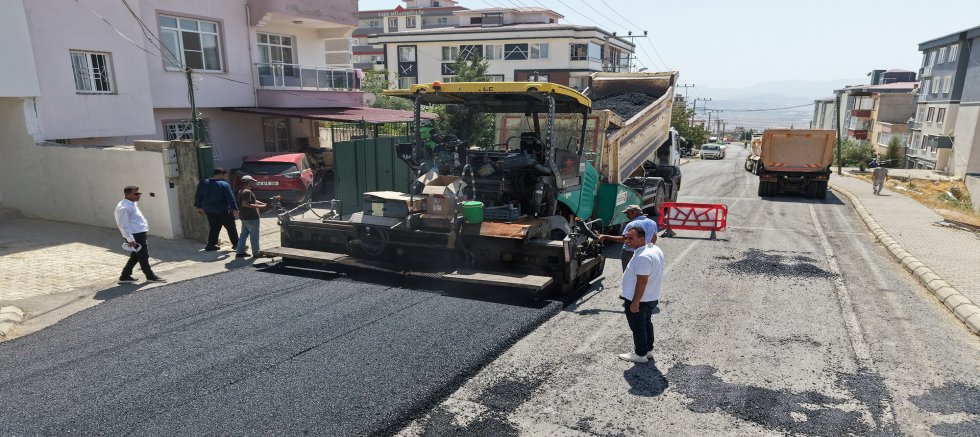 BÜYÜKŞEHİR, DULKADİROĞLU’NDA MEHMET ESENCELİ CADDESİ’NİN ASFALTINI YENİLİYOR
