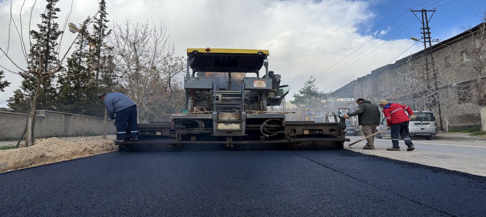 BÜYÜKŞEHİR DULKADİROĞLU’NDA YOL YENİLEMELERİNE DEVAM EDİYOR