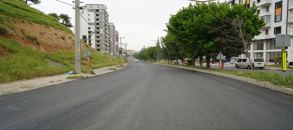 BÜYÜKŞEHİR, DULKADİROĞLU ŞEYH ŞAMİL CADDESİ’NİN ASFALTINI YENİLEDİ