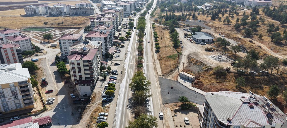 BÜYÜKŞEHİR EKİPLERİ AFŞİNBEY CADDESİ’NDE TEMİZLİK MESAİSİNDE