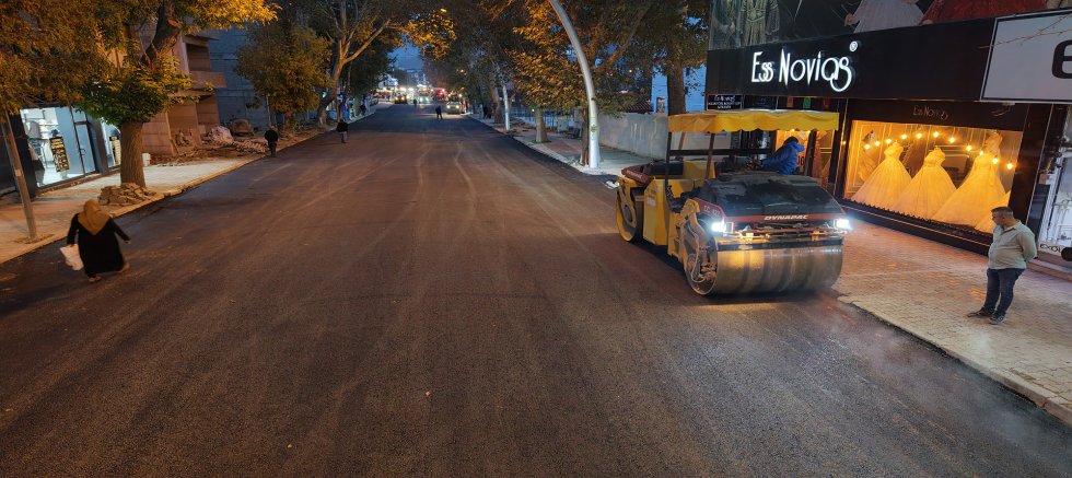 BÜYÜKŞEHİR, ELBİSTAN’DA BİR CADDEYİ DAHA ASFALTLA BULUŞTURDU