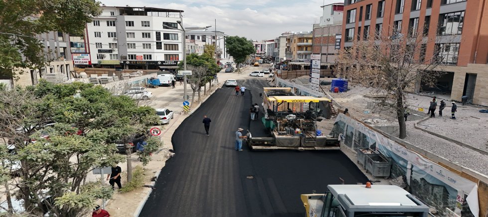 BÜYÜKŞEHİR, ELBİSTAN’DA SICAK ASFALT YATIRIMLARINI SÜRDÜRÜYOR