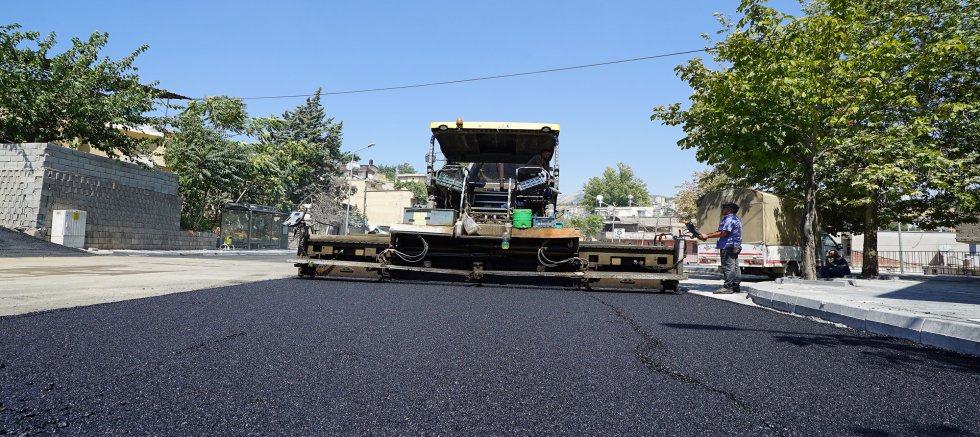  BÜYÜKŞEHİR, GAZNELİLER CADDESİ’NDE SON KAT ASFALT SERİMİNİ SÜRDÜRÜYOR