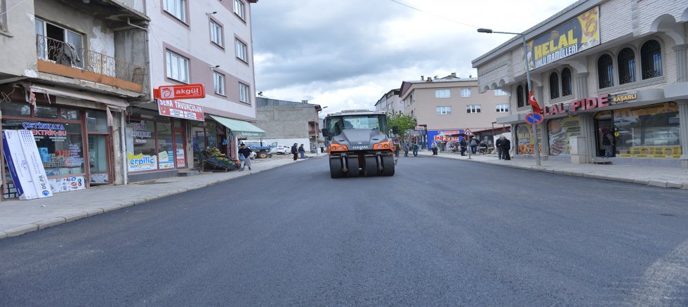 BÜYÜKŞEHİR, GÖKSUN’DA ATATÜRK VE YUNUS EMRE CADDELERİNDE ASFALT SERİMİNE BAŞLADI