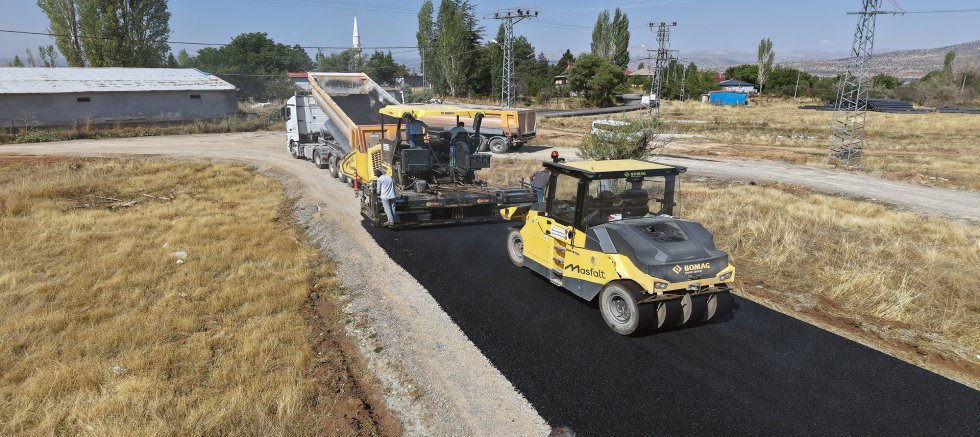 BÜYÜKŞEHİR, GÖKSUN’DA BİR MAHALLENİN DAHA YOLUNU YENİLİYOR