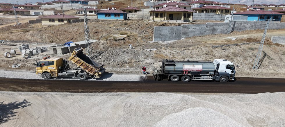 BÜYÜKŞEHİR, GÖKSUN KIRSALINDAKİ 5 KİLOMETRELİK YOLU YENİLİYOR