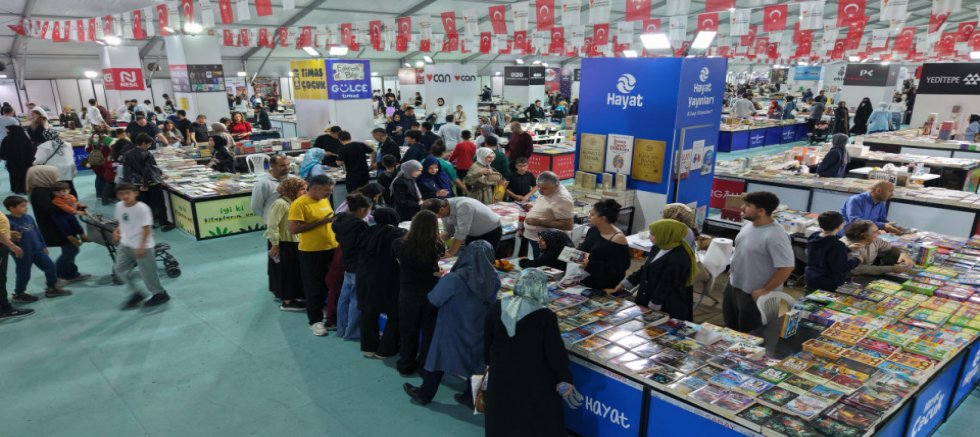 BÜYÜKŞEHİR’İN KİTAP FUARI DOKUZUNCU GÜNÜNDE DE ZİYARETÇİ AKININA UĞRADI