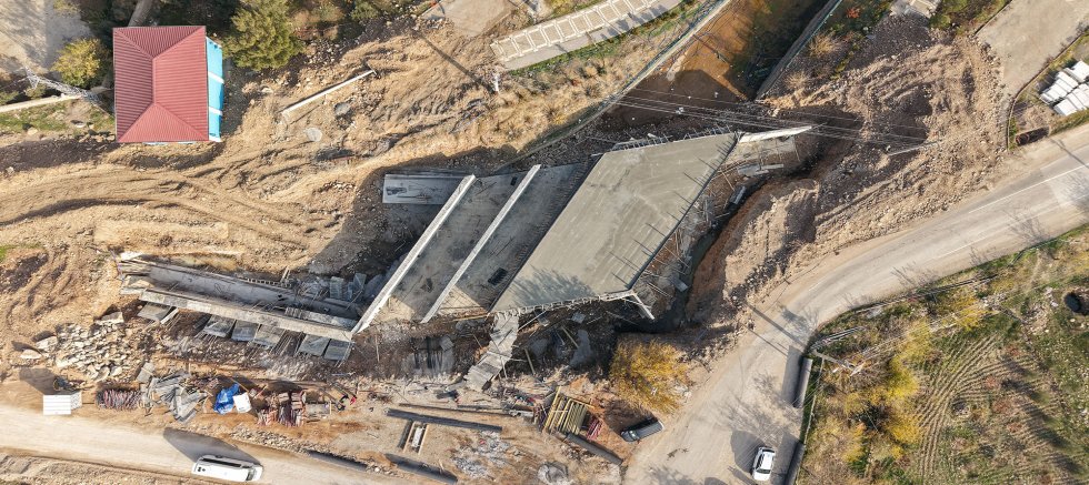 BÜYÜKŞEHİR’İN ŞEKEROBA KÖPRÜSÜ HIZLA YÜKSELİYOR