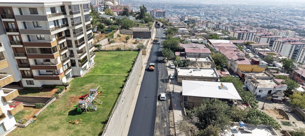 BÜYÜKŞEHİR, KÂTİP ÇELEBİ CADDESİ’NDE ASFALT MESAİSİNİ SÜRDÜRÜYOR