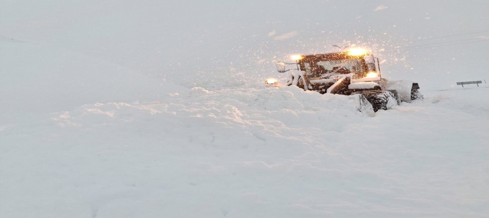 BÜYÜKŞEHİR KAR MESAİSİNİ SÜRDÜRÜYOR; EKİPLERDEN KESİNTİSİZ ÇALIŞMA