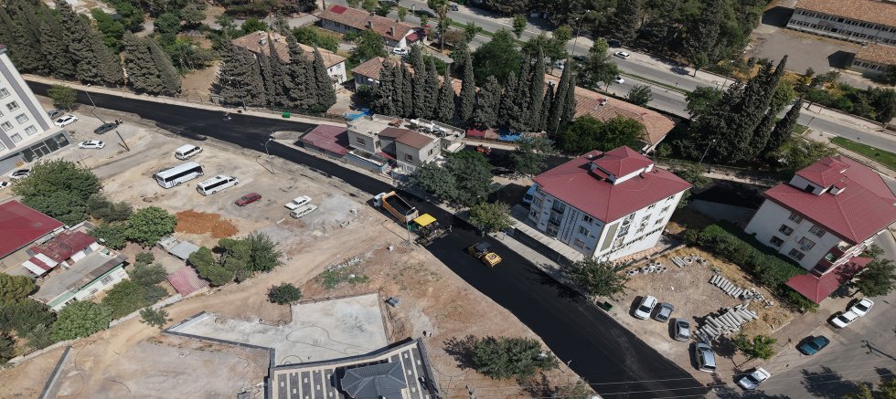 BÜYÜKŞEHİR, MÜKREMİN HALİL CADDESİ’NDE ASFALT MESAİSİNİ BAŞLATTI
