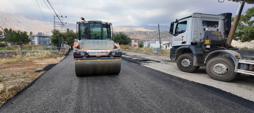 BÜYÜKŞEHİR, NURHAK’TA ESKİKÖY – HÜYÜK GRUP YOLUNU SICAK ASFALTLA YENİLİYOR