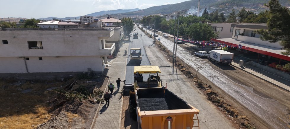 BÜYÜKŞEHİR, TÜRKOĞLU ŞEHİT İSMAİL ORÇAN BULVARI’NDA ASFALT MESAİSİNİ SÜRDÜRÜYOR