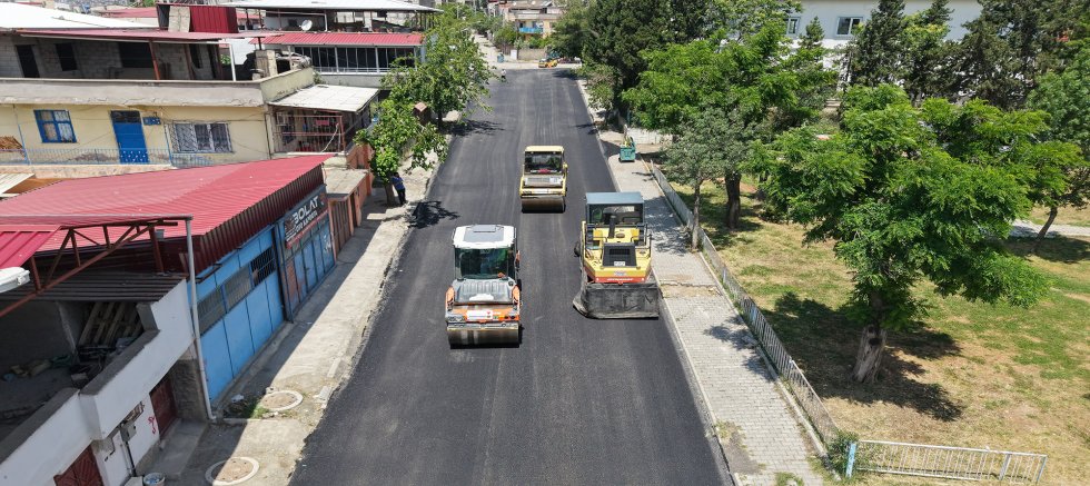  BÜYÜKŞEHİR, YAVUZ SELİM MAHALLESİ’NDE 3 ARTERİ DAHA SICAK ASFALTLA BULUŞTURUYOR