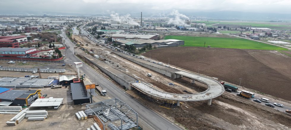 ÇEVRE YOLU’NDA ULAŞIMI RAHATLATACAK KAVŞAK HIZLA YÜKSELİYOR