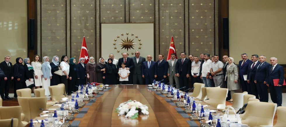 CUMHURBAŞKANI ERDOĞAN, AYSER ÇALIK ORTAOKULU ŞEHİTLERİNİN AİLELERİYLE BİR ARAYA GELDİ