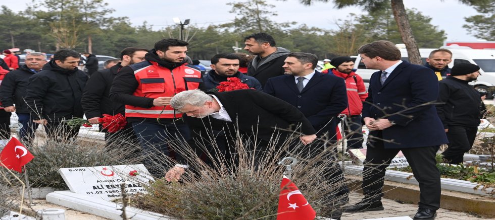 DEPREM ŞEHİTLERİ KABRİ BAŞINDA DUALARLA YAD EDİLDİ