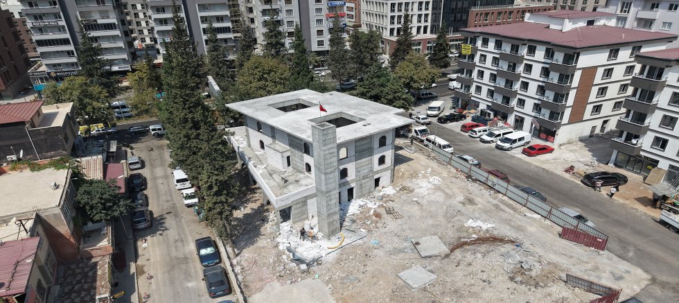 DEPREMDE HASAR ALARAK YIKILAN FATMA GÖLCÜ CAMİİ, HIZLA YÜKSELİYOR